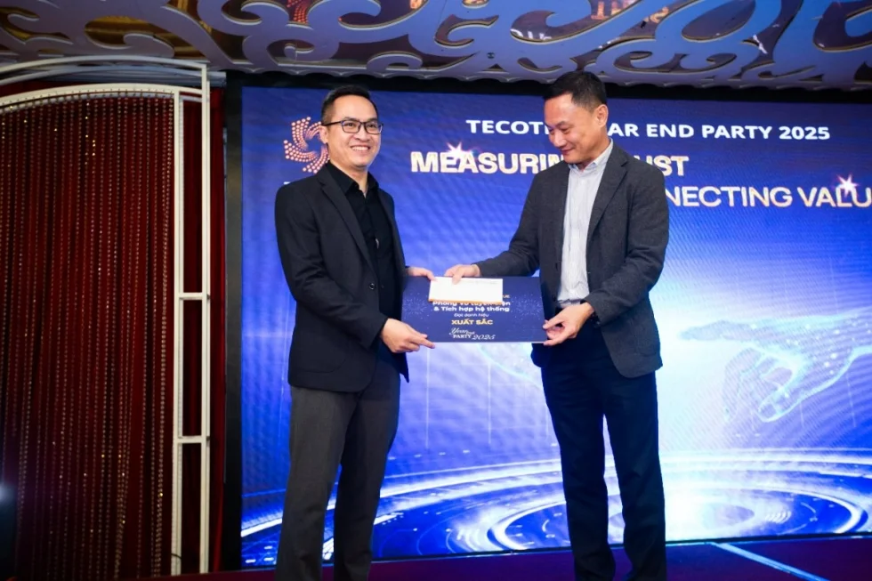 HỘI NGHỊ TỔNG KẾT & YEAR END PARTY 2025 CỦA TECOTEC GROUP 19 Trao thưởng tập thể xuất sắc