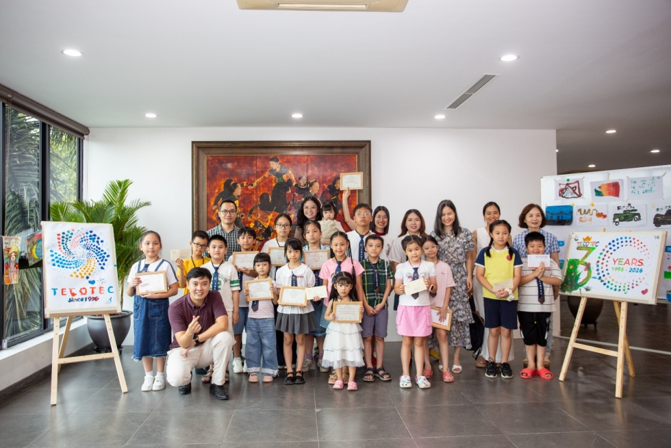 Ảnh chụp tập thể cùng các Hoạ sĩ nhí