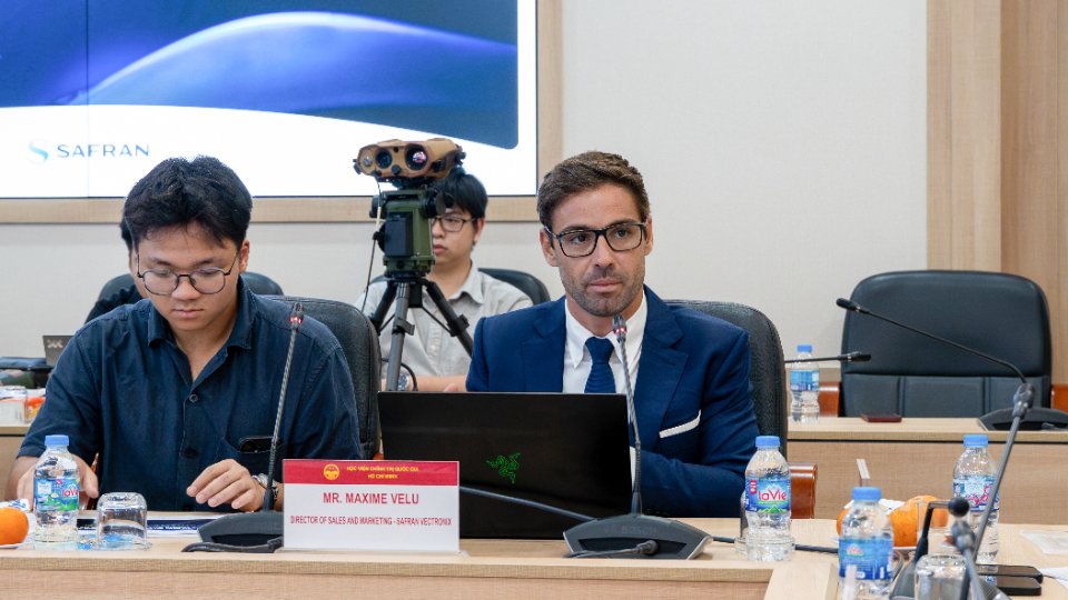 Ông Maxime Velu, Giám đốc Marketing và Bán hàng, Safran Vectronix, trình bày về các hệ thống quang điện tử thế hệ mới tại Tọa đàm
